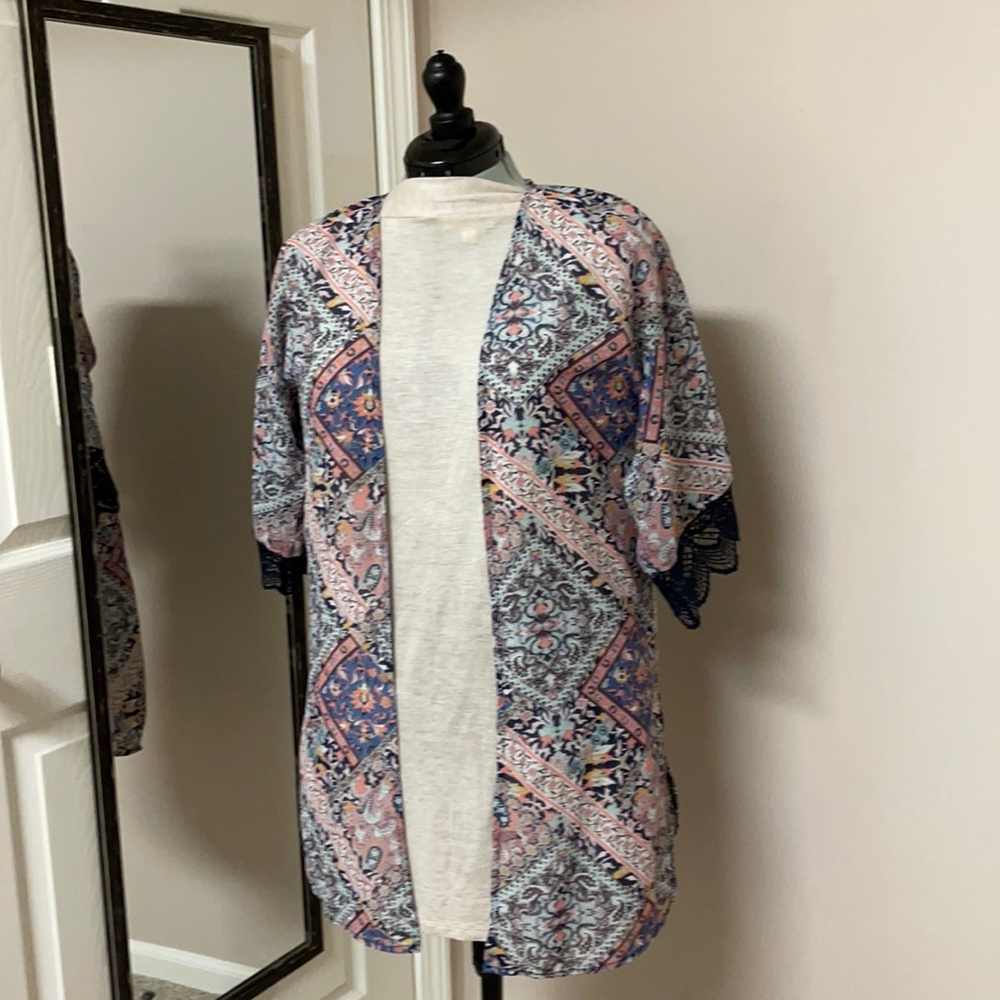 Boho style short kimono w lace sleeve detail